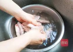 Illustration of how to make Coke-roasted chicken wings 1