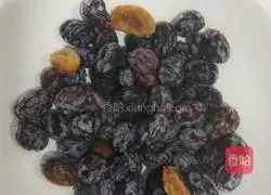 Illustration of how to make peach gum, lotus seeds and tremella soup 5