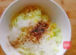 Illustration of how to make cabbage, vermicelli and egg boxes 4