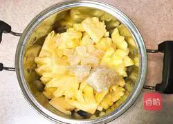 Illustration of how to make pineapple in sugar water 3