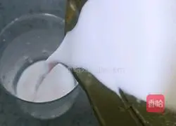 Illustration of how to make lychee milkshake 7