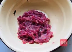 Hot and sour shredded pork soup recipe 3