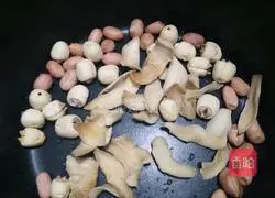 Illustration of how to make Lily, Peanut, Tremella and Lotus Seed Soup 1