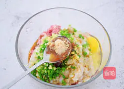 Illustration of how to make shrimp and pork wontons 7