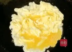 Illustration of how to make fried instant noodles with meatballs and sausages 10