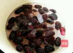 Illustration of how to make mulberry fruit tea 3