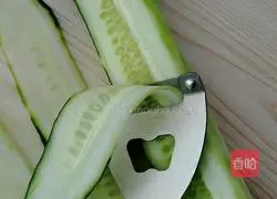 Illustration of how to splash cucumber slices 2