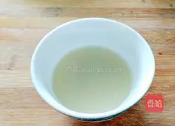 Illustration of how to cut steamed buns with purple potato knife 2