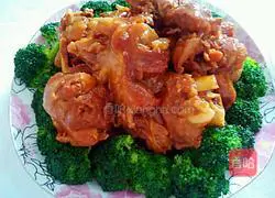 Illustration of how to make red braised elbow 6