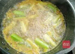 Illustration of how to make shrimp loofah and egg soup 13