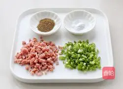 Illustration of how to make spiced ham and scallion rolls 2