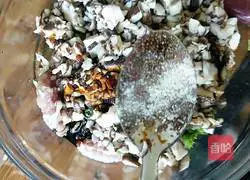 Illustration of how to make homemade dumplings with celery, mushrooms and meat 9