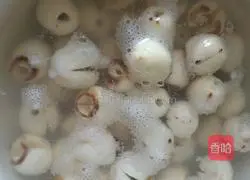 Illustration of how to make longan, red dates, tremella and lotus seed soup 5