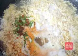 Illustration of how to make egg instant noodles 5