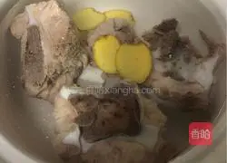 Cantonese-style tomato and potato ribs soup recipe 3