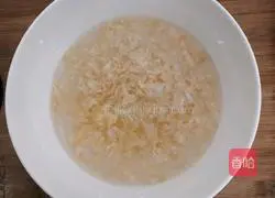 Illustration of how to make red dates, snow pear and white fungus soup 1