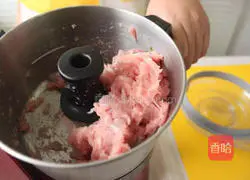 Cook a pot of cabbage ball soup with vegetables, meat and soup.Illustration 1