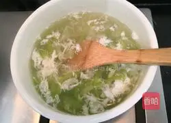 Illustration of how to make egg white, loofah and wolfberry soup 10