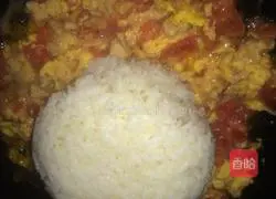 Illustration of how to make tomato and egg fried rice 9
