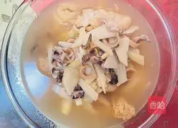 Illustration of how to make cuttlefish and winter bamboo shoot soup 7