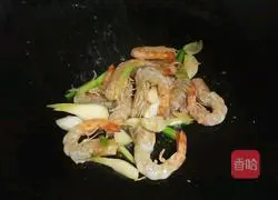 Illustration of how to make fried shrimps with green onions 4