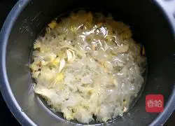 Illustration of how to make mung bean, lily and tremella soup 4