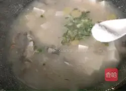 Illustration of how to make wild crucian carp old tofu soup 9