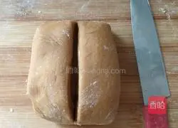 Cut the brown sugar with a knife Illustration of how to make steamed buns 11