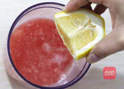 Illustration of how to make red pomelo lemon drink 3