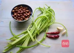 Illustration of how to make cold celery and peanuts 1