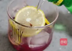 Illustration of how to make dragon fruit sprite ice drink 9