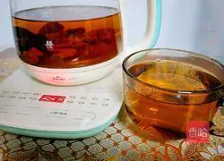 Illustration of how to make red dates and black plum tea 6