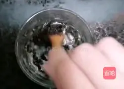 Illustration of how to make caramel milk tea 1