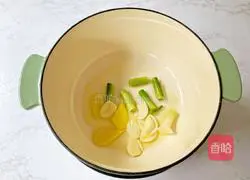 Illustration of how to make mushroom and corn ribs soup 8