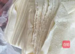  Illustration of how to make small goldfish wontons with fungus, shrimp and meat 5