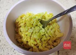 Illustration of how to make fresh meat prawn dumplings 7