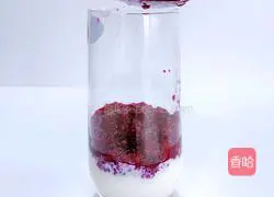 Illustration of how to make dragon fruit milkshake 6