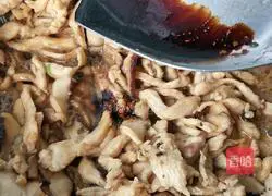 Illustration of how to make shredded mushroom and chicken noodles 10