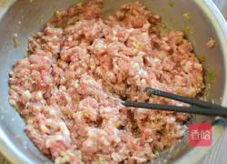 Illustration of how to make pickled cabbage and pork dumplings 4