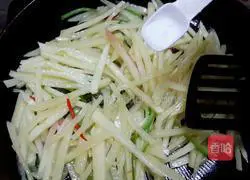  Illustration of how to make vinegar-coated potato shreds 6