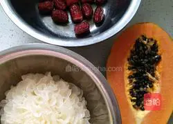 Illustration of how to make papaya, white fungus and red date soup 1