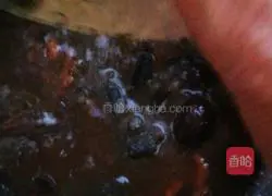 Illustration of how to make black bean, peach kernel and black-bone chicken soup 4