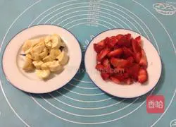 Illustration of how to make banana and strawberry milkshake 2