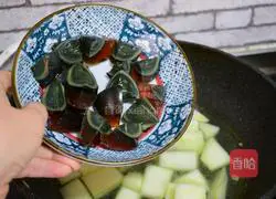 Illustration of how to make preserved egg and winter melon soup 3