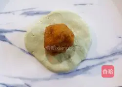 Illustration of how to make salted egg yolk and meat floss green dumplings 11