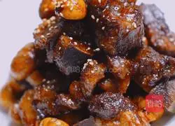 Illustration of how to make golden garlic beef cubes 7