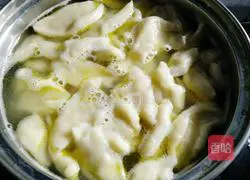 Illustration of how to make sour soup scissor noodles 9