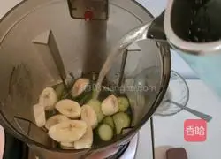 Illustration of how to make cucumber and banana intestine juice 8