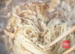 Illustration of how to make shredded mushroom and chicken noodles 20