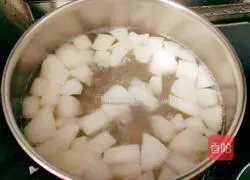 Illustration of how to stew pears with milk, red dates and papaya 8